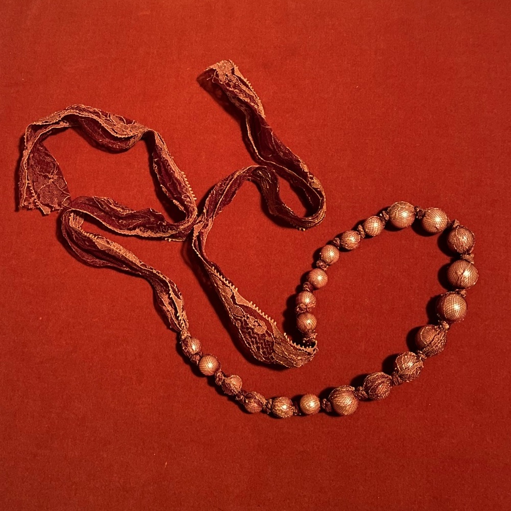 Faux pearls and lace necklace